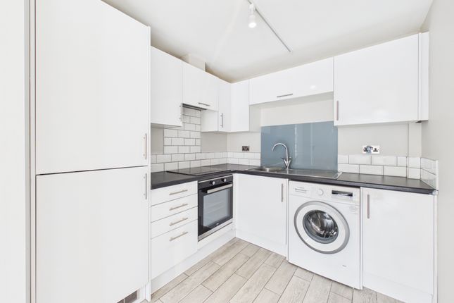 35A Rowan Avenue, High Wycombe photo 2