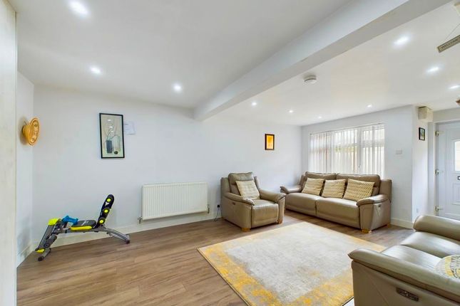 *AD ONLY* 12 Welham Walk, Leicester photo 4