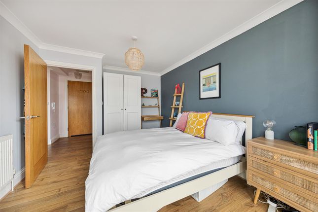 Flat for sale in Tower Mews, London