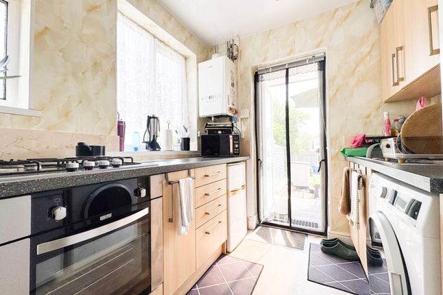 21 Jotmans Lane, Benfleet photo 3