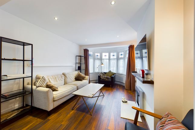 11, Windsor Close, Harrow photo 2