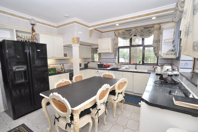 Detached house to rent in London Road, Luton