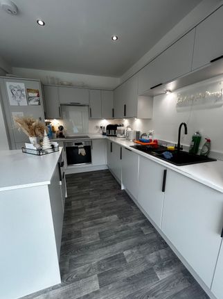 113 Kinder Avenue, Huddersfield photo 3