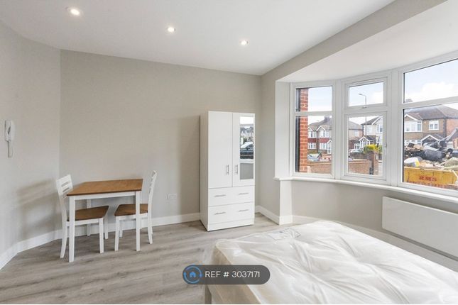 Studio flat on Flat   Green Lane, London, £1,045/mo