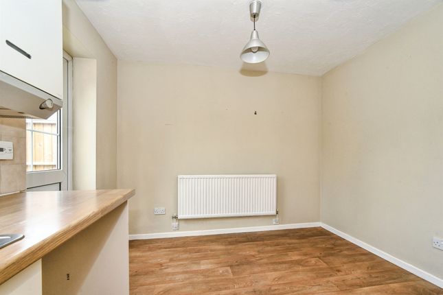 2, Mendip Close, Swindon photo 4