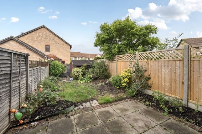 5, Stonebanks, Surrey photo 3