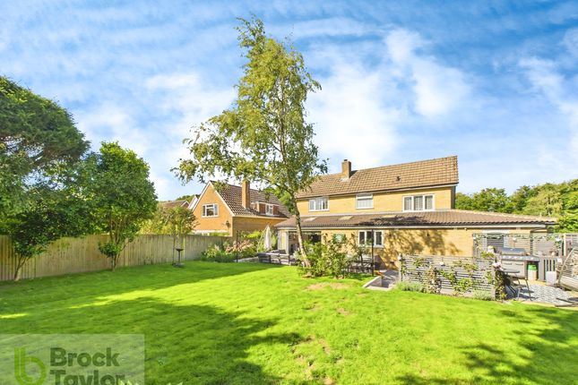 59 Covert Mead, Handcross photo 3