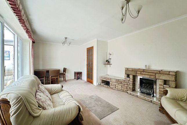 61, Windsor Gardens, Castlecroft, Wolverhampton photo 4