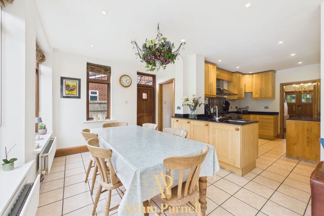 77 Leicester Road, Hinckley photo 2