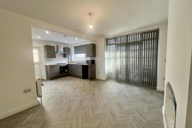 32, Wynford Avenue, Leeds photo 3