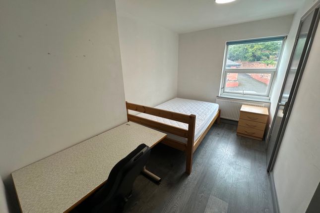 Flat to rent in 14 Warwick New Road, First Floor