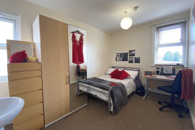 Bright, Well-Presented Double Bedroom With A Comfy...