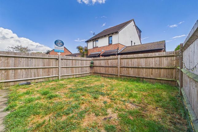 89, Kings Chase, East Molesey photo 2