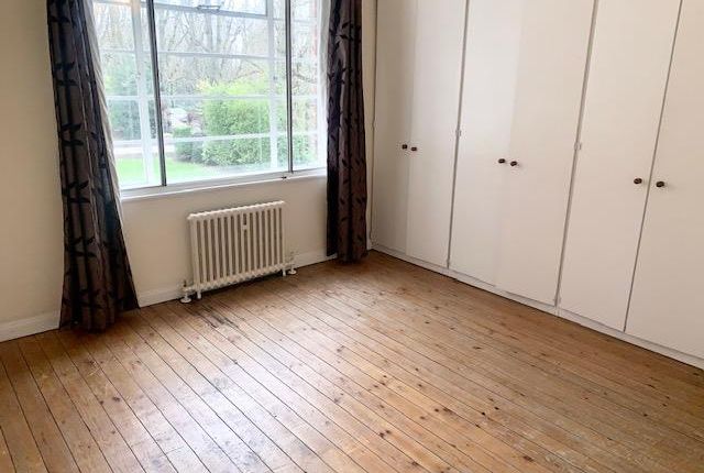 Flat 33, Langham Court, Raynes Park photo 5