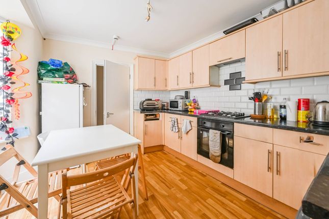 Flat to rent in Bow Common Lane, Mile End, London