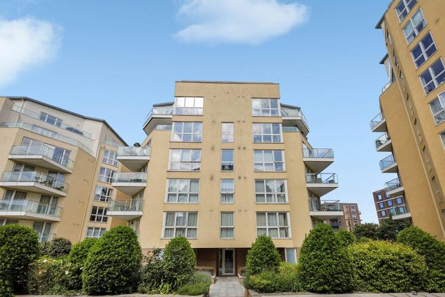 Flat to rent in Dovecote House, Canada Water, London