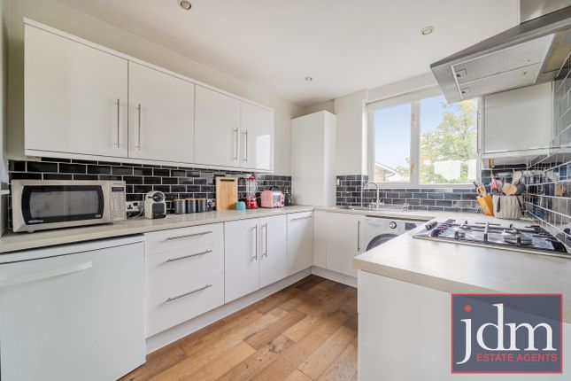 23, Mandeville Close, London photo 3
