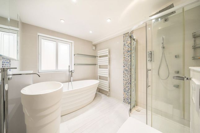 7, Charles Barry Close, London photo 4