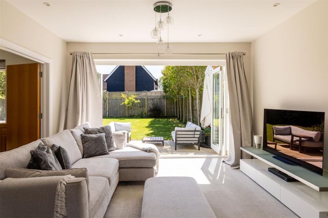 16, Malthouse Lane, Horley photo 3