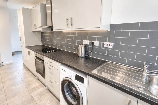 10, Travellers Lane, Hatfield photo 3