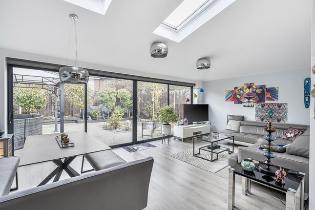 3 Barnett Close, Leatherhead photo 2