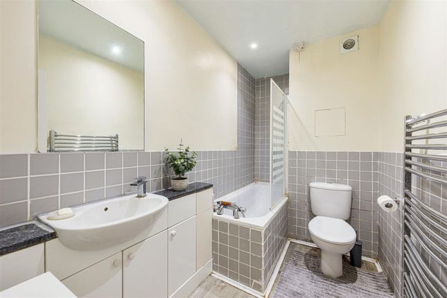 Flat for sale in Grove Hill, London