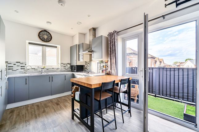 Flat 7, 61, Bell Farm Way, Walton-on-Thames photo 4