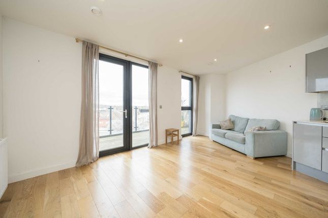 Flat for sale in Gunnersbury Lane, London