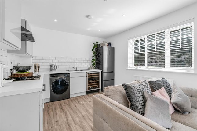 13 Arnold Close, Hertford photo 3