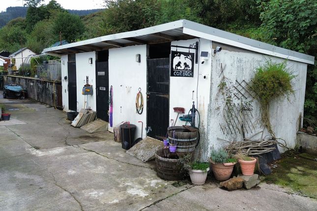 Cae Bach Bungalow Queen Street, Bridgend photo 4