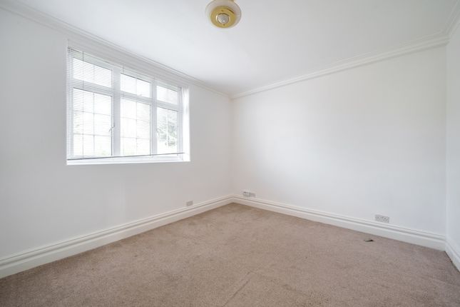 Flat to rent in Hodford Road, London