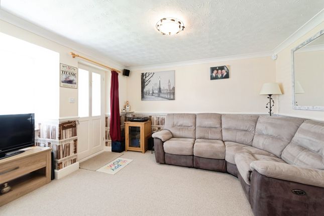 17, Starina Gardens, Waterlooville photo 2