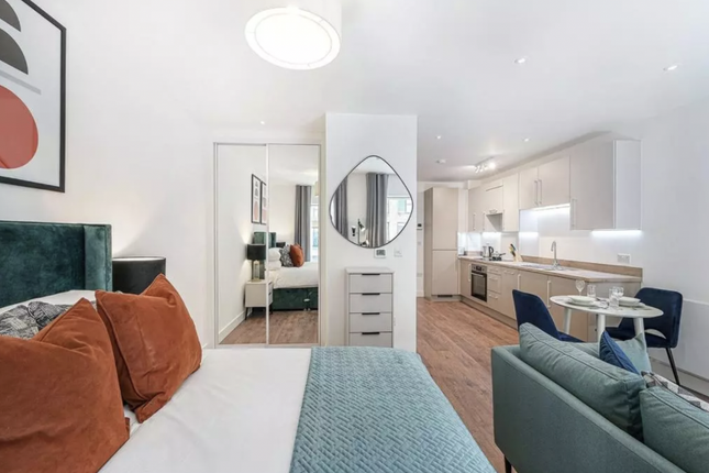 Flat to rent in Barking Wharf Square, Barking