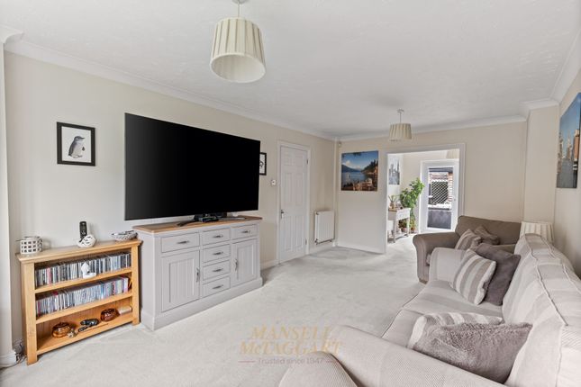 3 Quebec Close, Horley photo 4