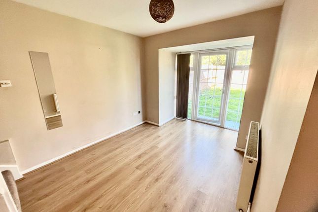 40 Eliot Close, Newport Pagnell photo 2