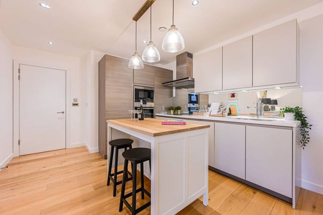 2-bed flat on Glenthorne Road, Hammersmith, £650,000