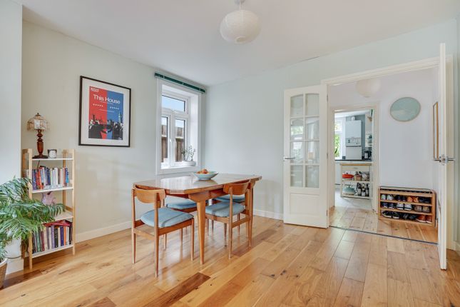 Flat for sale in Trinity Road, Bowes Park, London