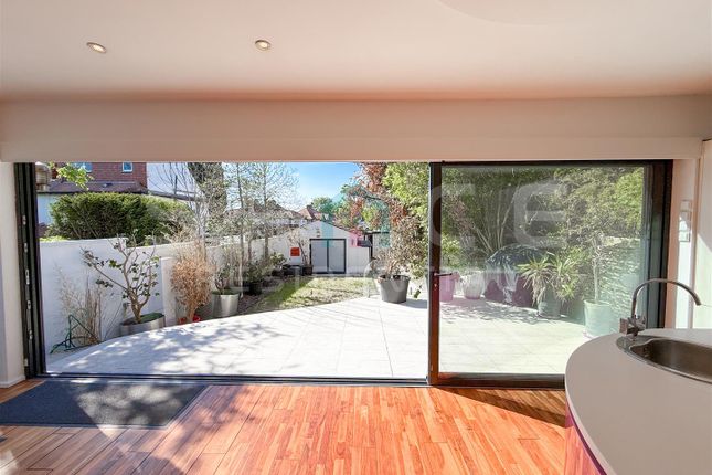 24, Elmgate Gardens, Edgware photo 3
