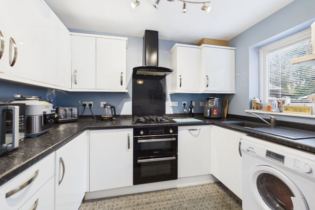 28, Hopefield Way, Leeds photo 4