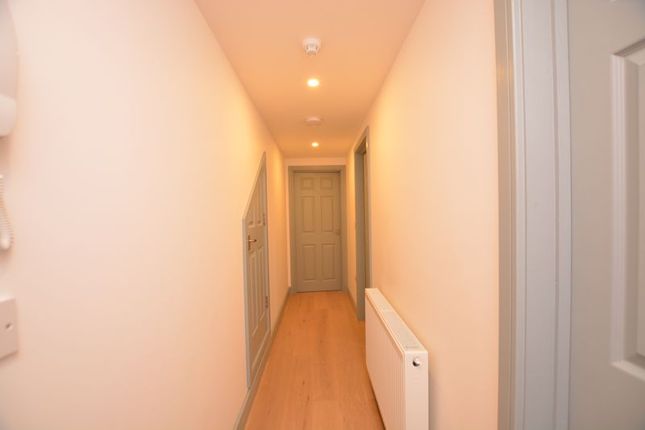 (LettsPay) Flat 4,, 29a High Street, Ascot photo 5