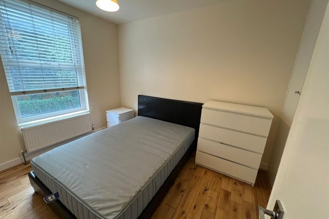 13, Hillreach, London photo 5