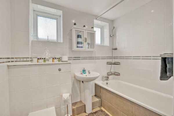 Flat to rent in Stonhouse Street, London