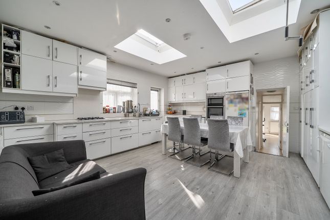 25, Wyre Grove, Edgware photo 2