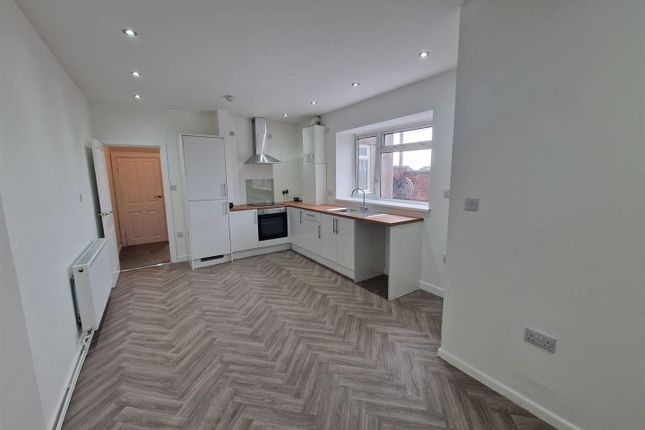 1-bed flat on New Road, Swansea, £750/mo