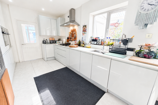 33, Cooper Avenue, Brierley Hill photo 4