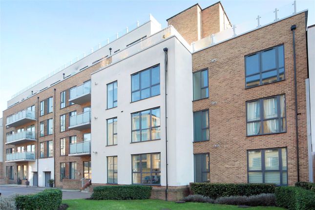 Flat to rent in Charterhouse Apartments, Wandsworth, London