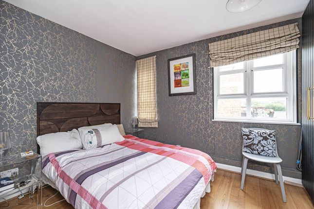 Thumbnail Flat to rent in Fuller Close E2, Bethnal Green, London,