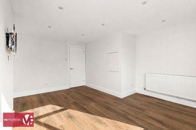 8, Downfield Road, Waltham Cross photo 3