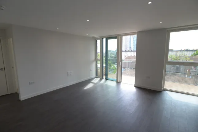 31 Sandpiper Building, Newnton Close, London photo 4