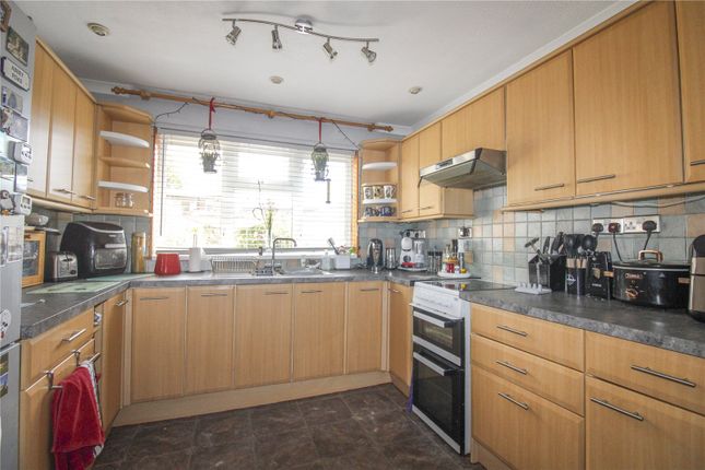 24, Lambrok Close, Wiltshire photo 4